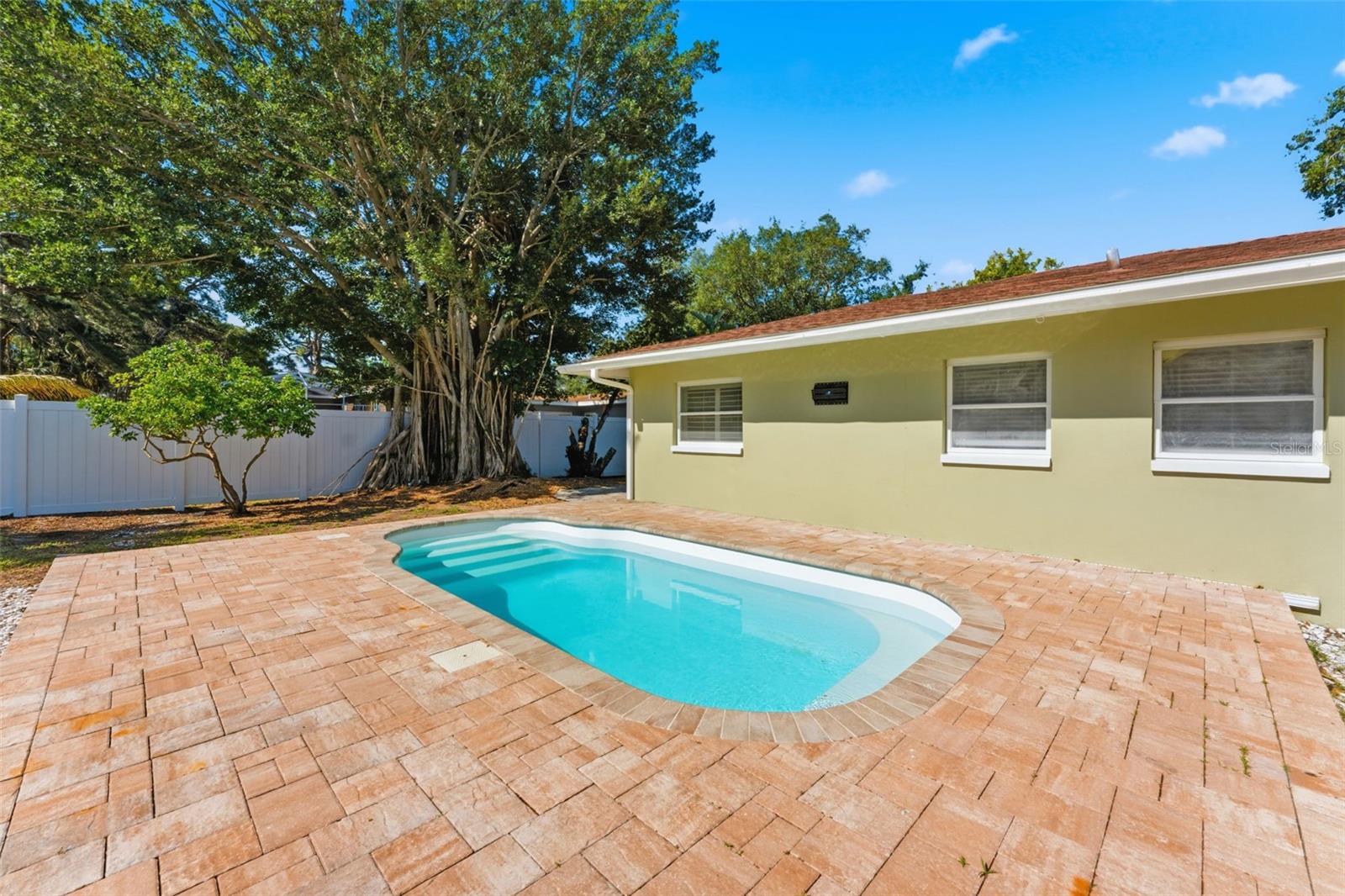 SUN-LIT SHORES - Residential