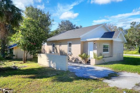 A home in AUBURNDALE