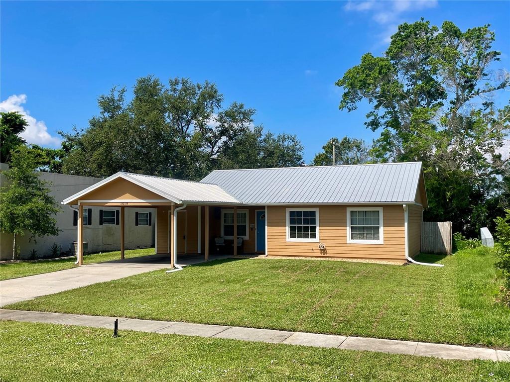 Photo of 1019 27th Avenue W, Palmetto, FL 34221 (MLS # A4659720)