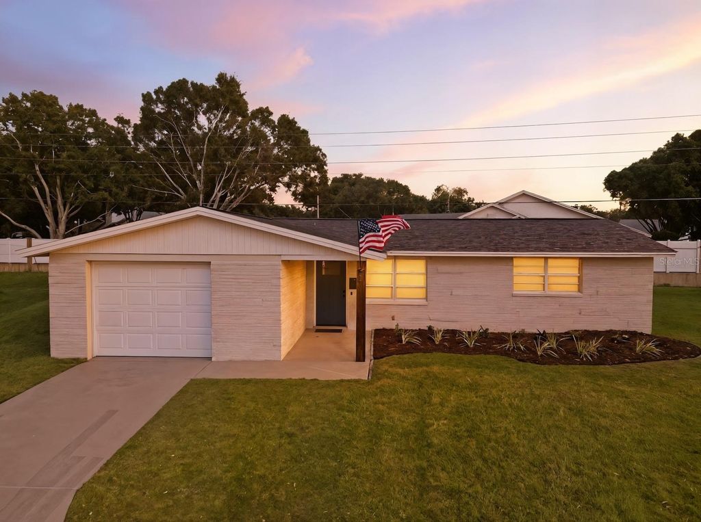 Photo of 2721 Flint Isle Place, Holiday, FL 34691 (MLS # W7881149)