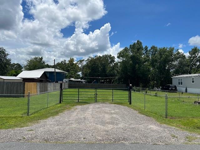 This cleared vacant lot is a blank canvas for your dream project. It's fully cleared and level, so it's ready for immediate construction; additionally it is also fully fenced. The location is super convenient, with quick access to highways 417 and I-4, making it easy to get to the theme parks, as well as downtown and other key destinations. It is an ideal spot for residential development!