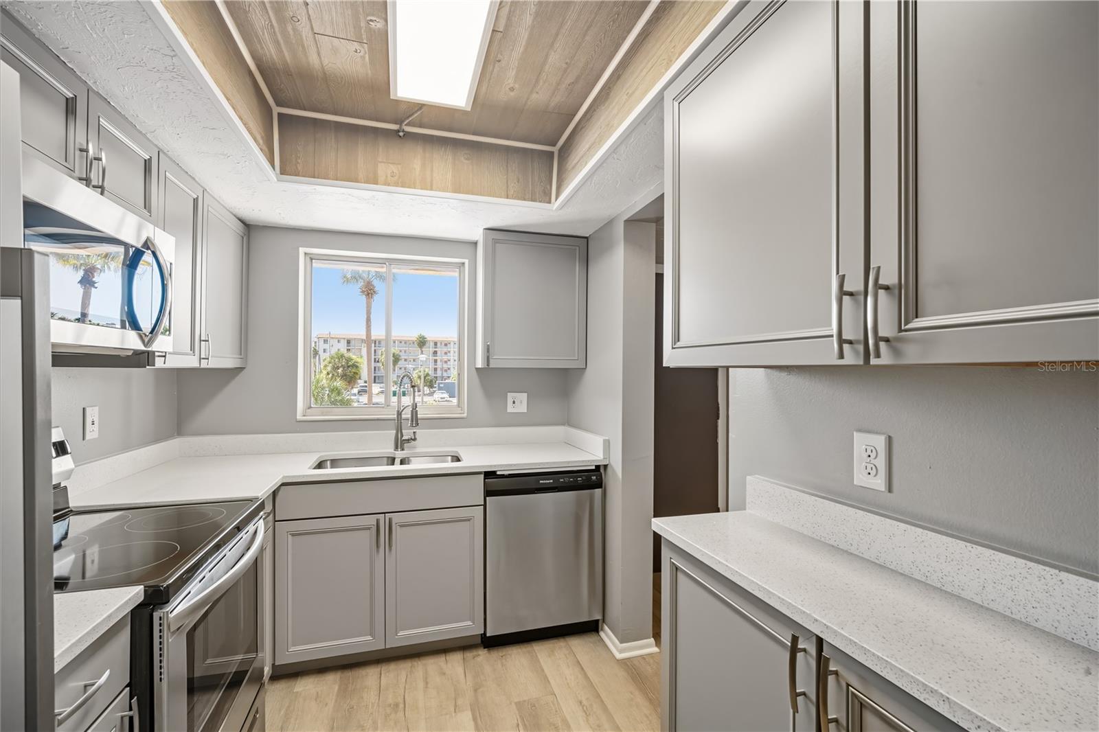 BAYSHORE ON THE LAKE APTS II SEC 3 - Residential Lease