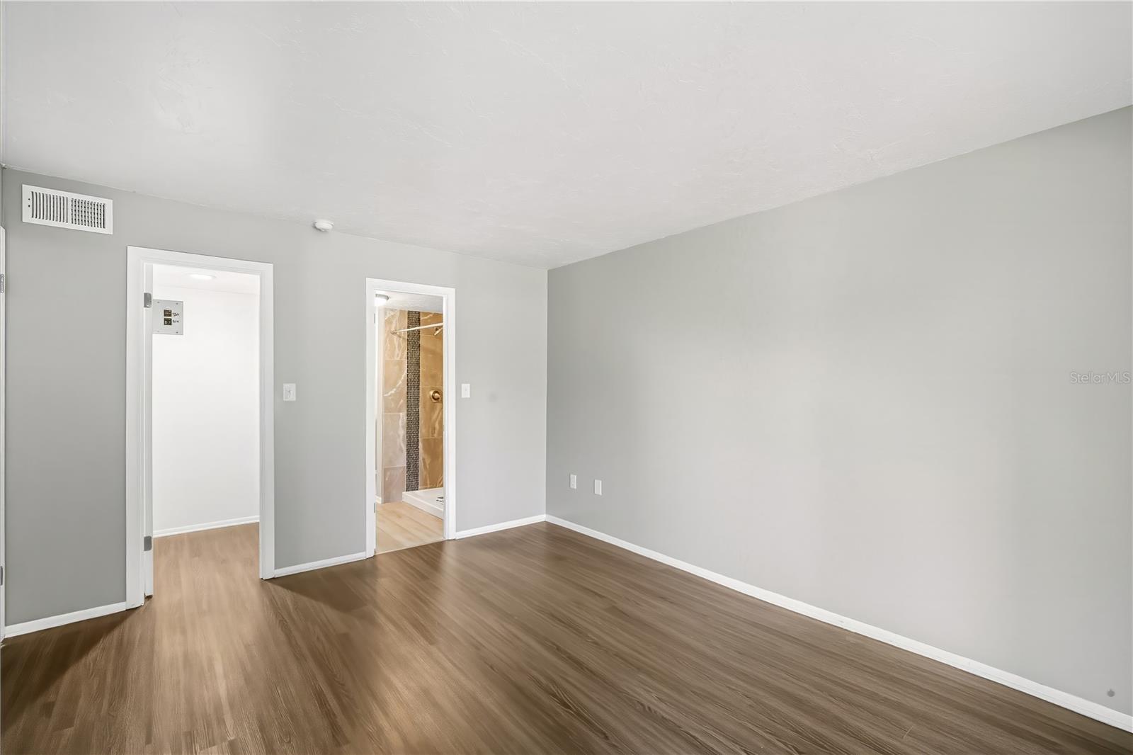 BAYSHORE ON THE LAKE APTS II SEC 3 - Residential Lease