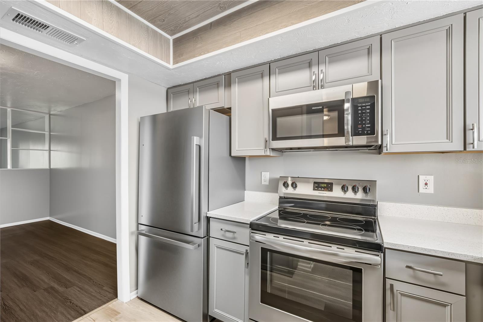 BAYSHORE ON THE LAKE APTS II SEC 3 - Residential Lease