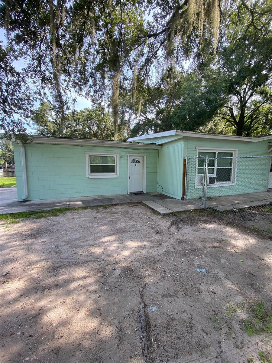 Very Nice 3 Bed/ 1 Bath duplex Unit A. Conveniently located. Only minutes to I-4 and US-92 for easy travel. Remodeled bathroom, nice fireplace. In addition to rent, tenant to pay $150/month towards electric, water and sewer.