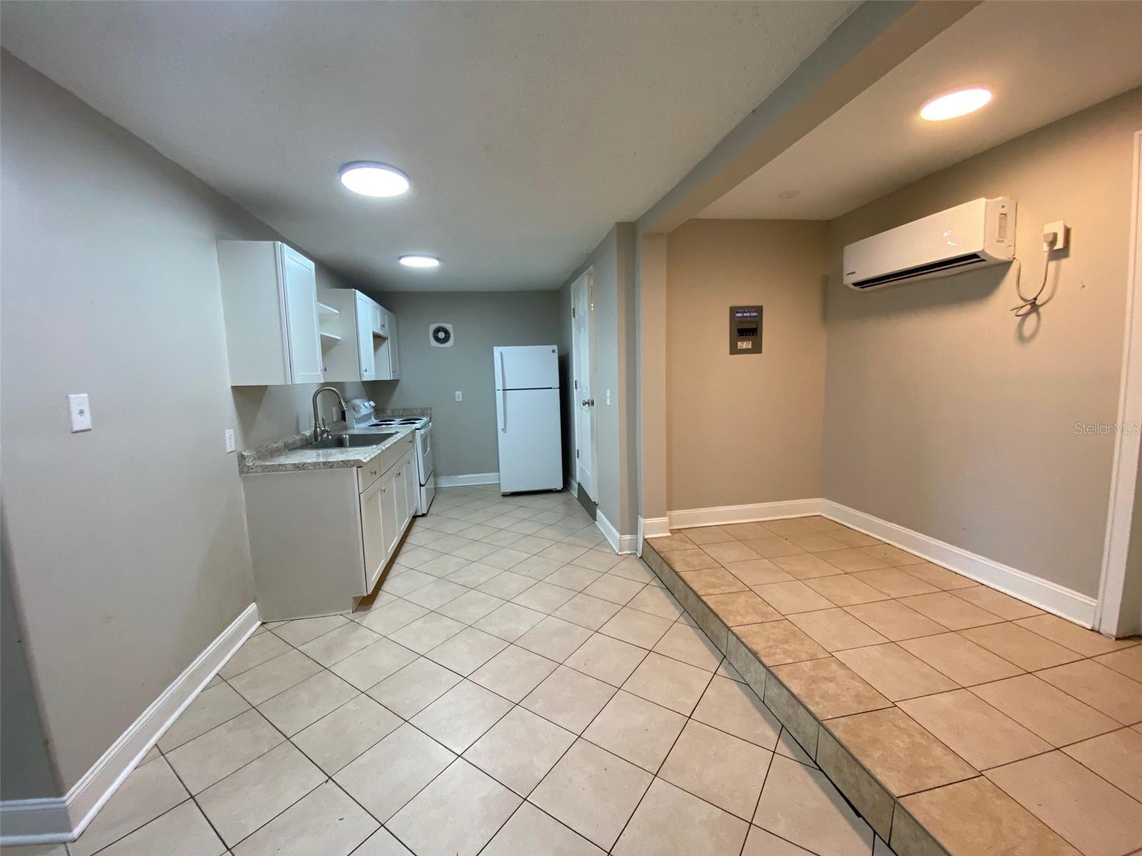 PALM HEIGHTS RESUB - Residential Lease