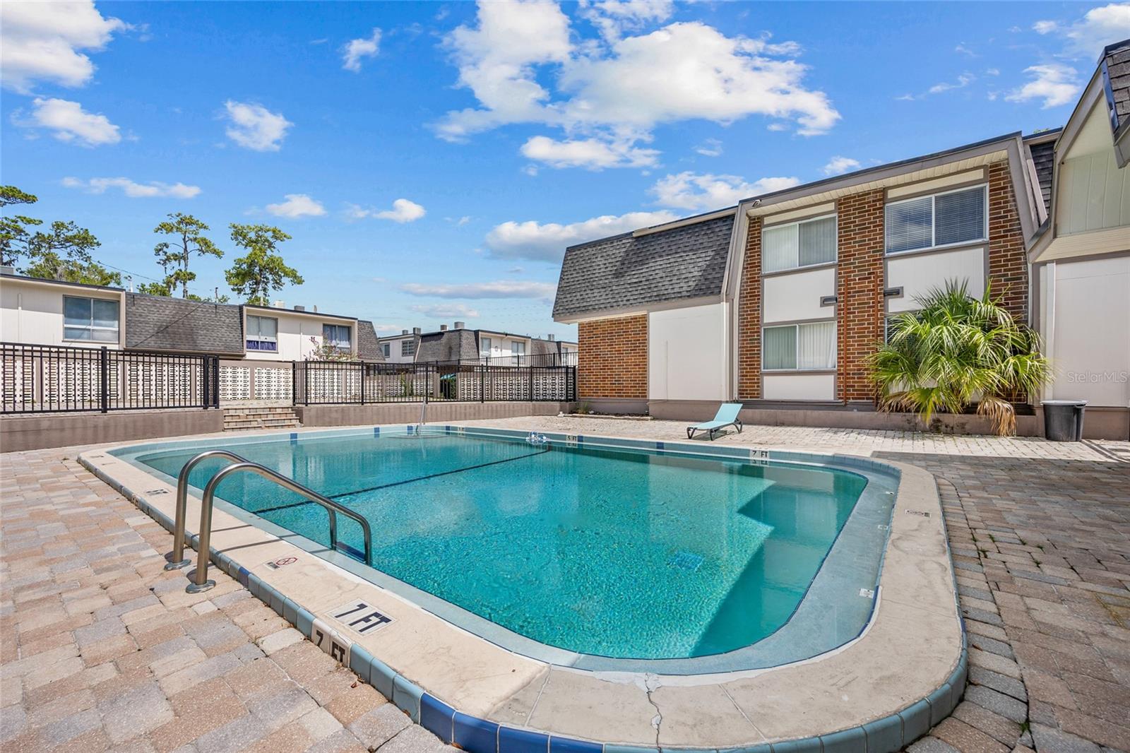 SUMMIT HOUSE - Residential