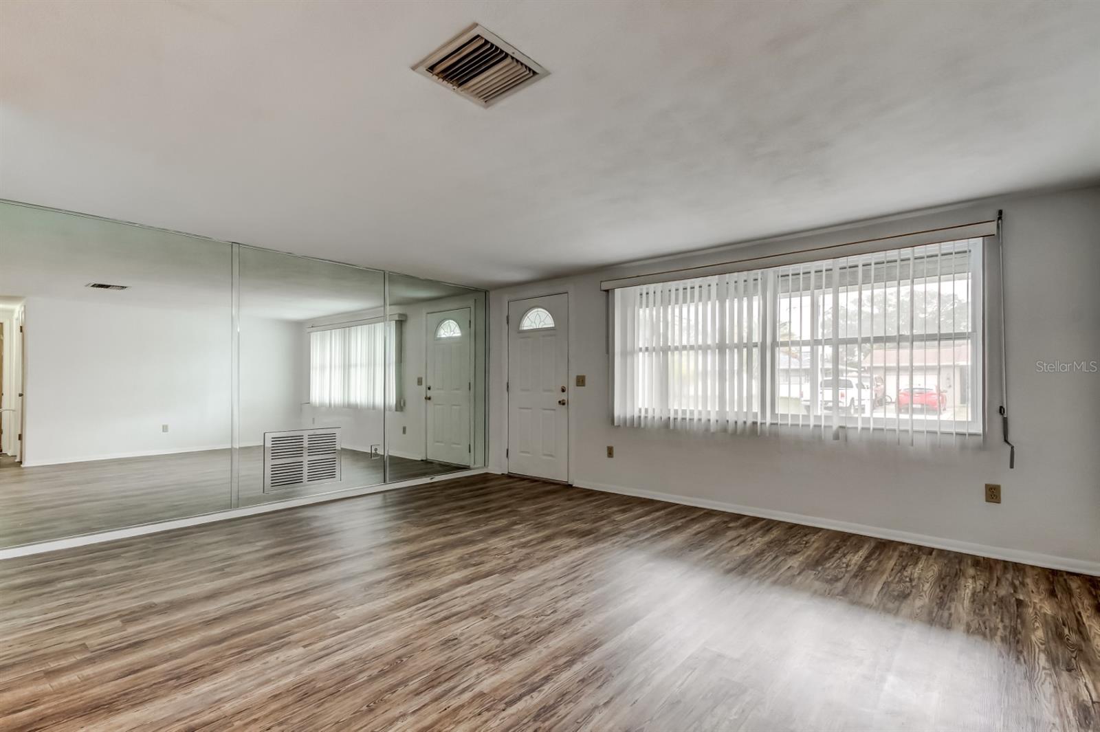 COLONIAL HILLS - Residential Lease