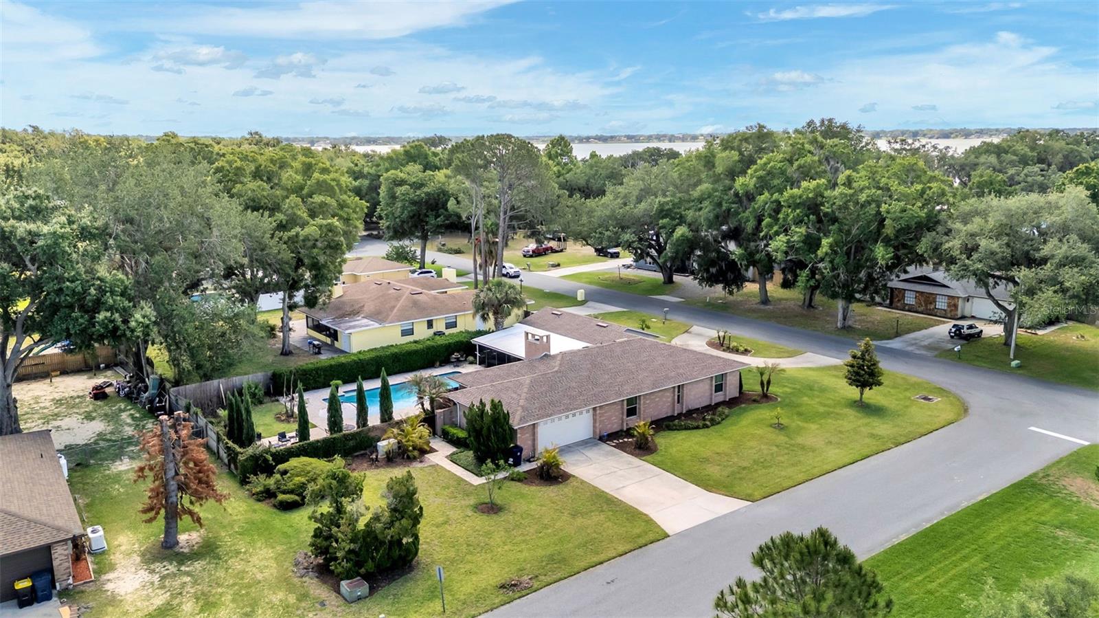 906 CRESTVIEW DRIVE