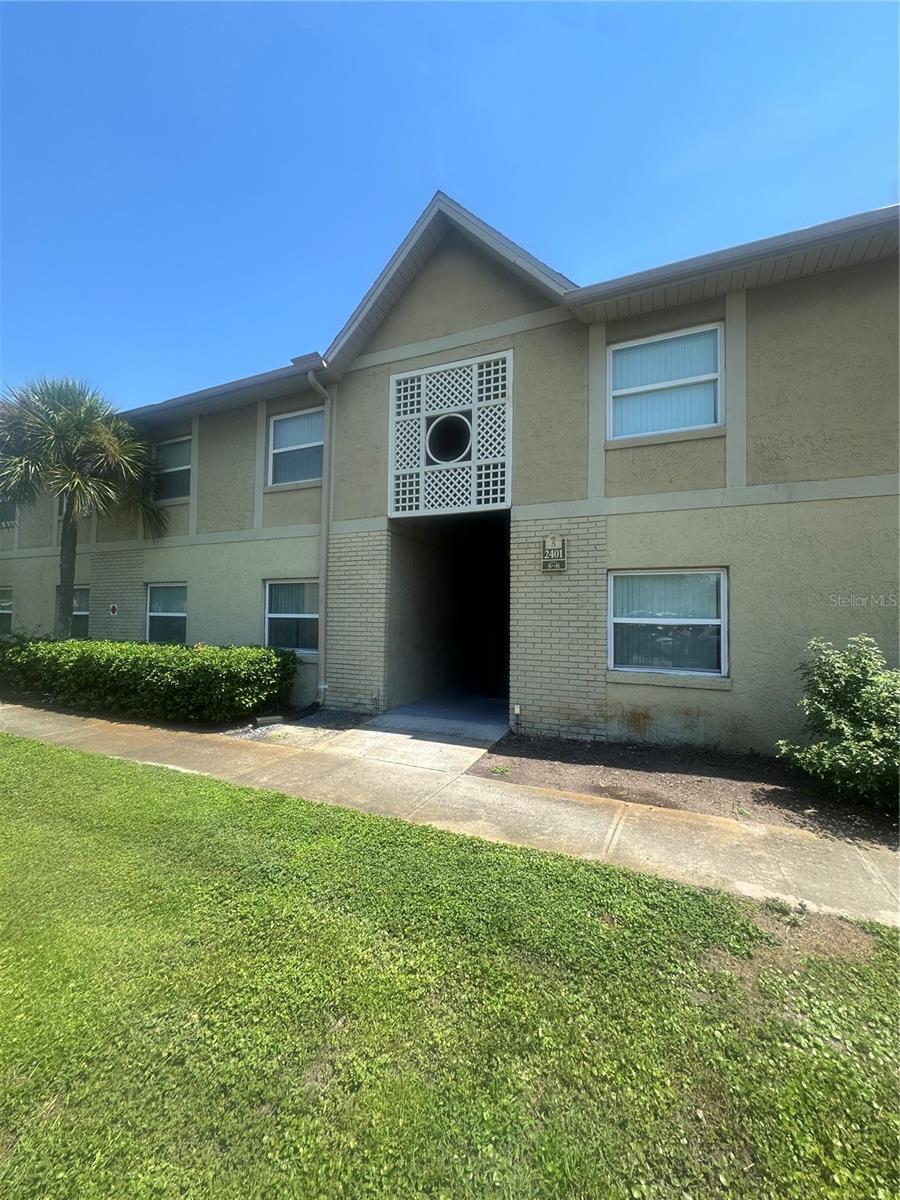 Welcome to your new home at Hawthorne Village, a well-maintained community ideally located in the heart of Central Florida. This charming 2-bedroom, 2-bathroom condo offers the perfect blend of comfort, convenience, and lifestyle.
Inside, you’ll find a thoughtfully designed layout with generous living space—ideal for both relaxing and entertaining. The kitchen and living areas flow seamlessly, while the bedrooms provide privacy and comfort.
Situated just minutes from shopping centers, restaurants, grocery stores, and Orlando International Airport, this condo also offers easy access to major highways. Plus, it’s near Hunter’s Creek—recognized as one of the best places to live in the U.S.
Don’t miss the opportunity to make this beautiful residence your next home. Schedule a private tour today!