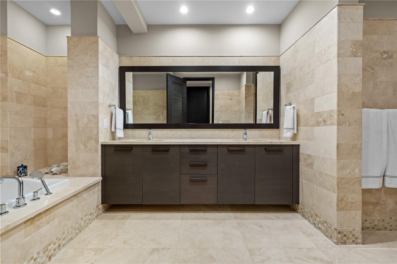 LAS VENTANAS I CONDOMINIUM - Residential