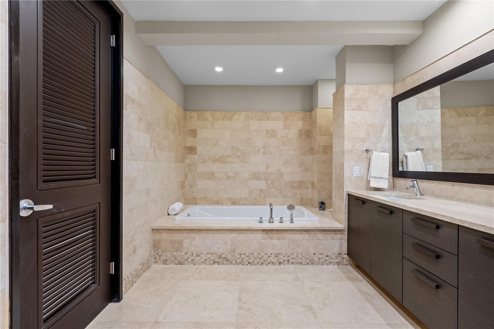 LAS VENTANAS I CONDOMINIUM - Residential