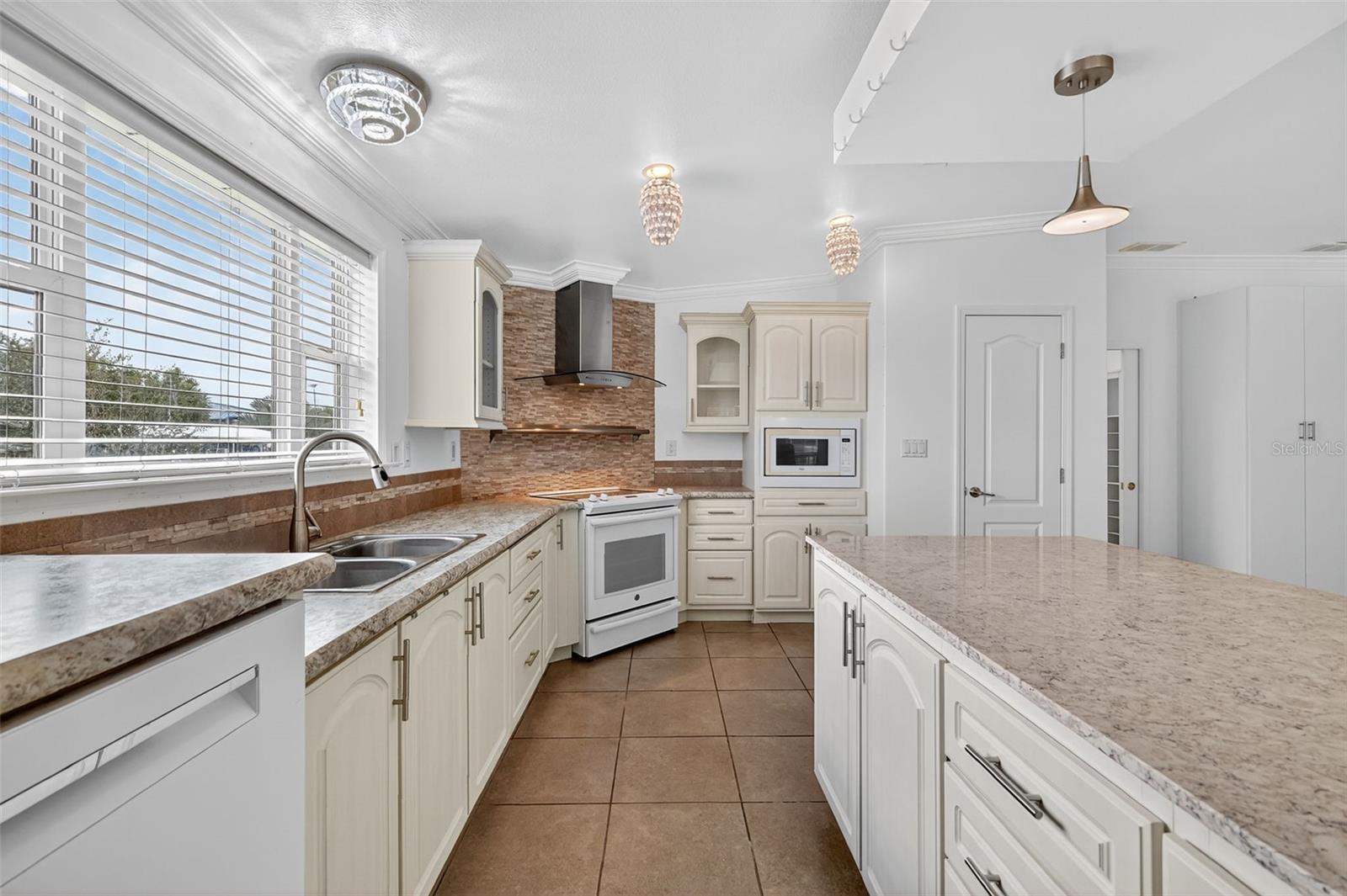TAVARES LAKE FRANCES ESTATES - Residential