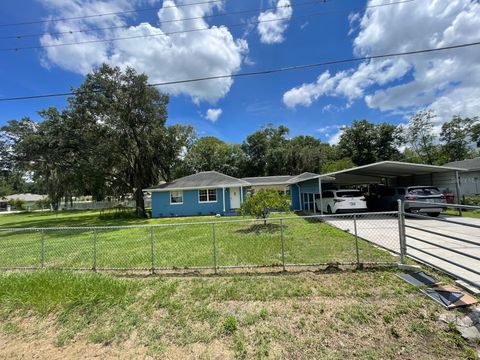 A home in PLANT CITY