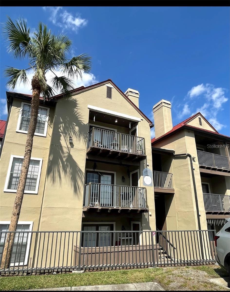 Beautiful 1 bed/1 bath located on a Third floor in Oasis at Pearl Lake condos.. The living room opens to patio with storage room. Laminate Flooring Through out,. Also a spacious walk-in closet in bedroom, private balcony with a view. Gated community with a large club with catering kitchen. Community pool overlooking Pearl Lake, outdoor picnic and grill areas, tennis courts, fitness center. Located close to shopping, dining and major highways.