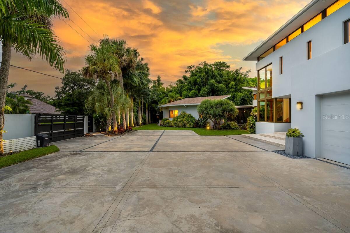 SAPPHIRE SHORES - Residential