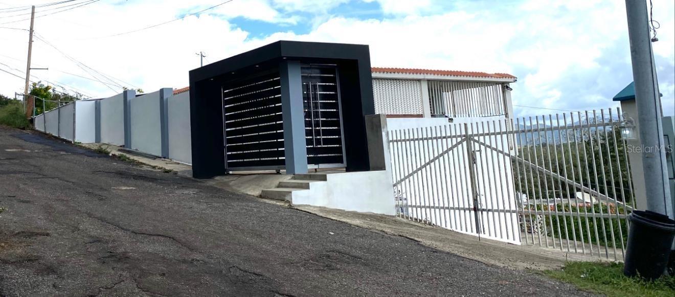 Excellent opportunity in Ponce to acquire a concrete and reinforced property, located on a 900 m² lot in the exclusive mountain area of Hacienda San José, offering a spectacular panoramic view of Ponce. The property requires repairs to qualify for financing, being eligible only for an FHA 203K loan with post-sale repairs, or for a cash purchase—making it an excellent investment opportunity. The price is negotiable, and it is recommended to schedule a visit accompanied by a DACO-certified contractor or an ELA-certified inspector. The location and lot alone represent exceptional value, perfect for those who wish to remodel to their taste and enjoy a peaceful setting with an unmatched view.