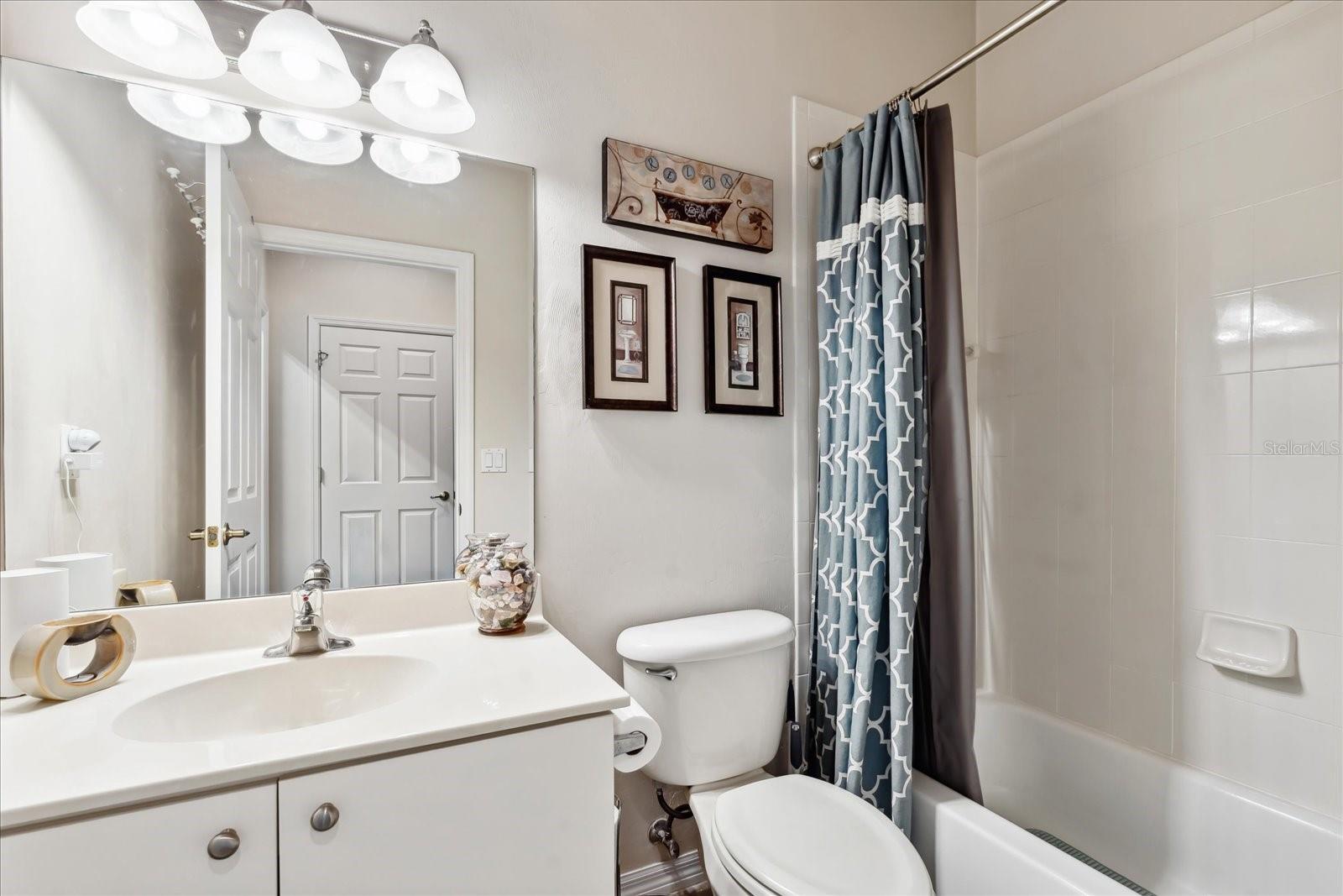 VENETIAN BAT UN 01 PH 01B - Residential