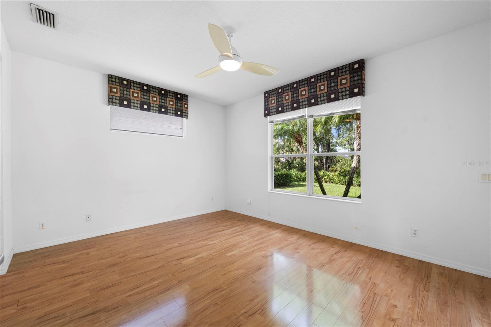 CARRIAGE RUN AT UNIVERSITY PLACE - Residential