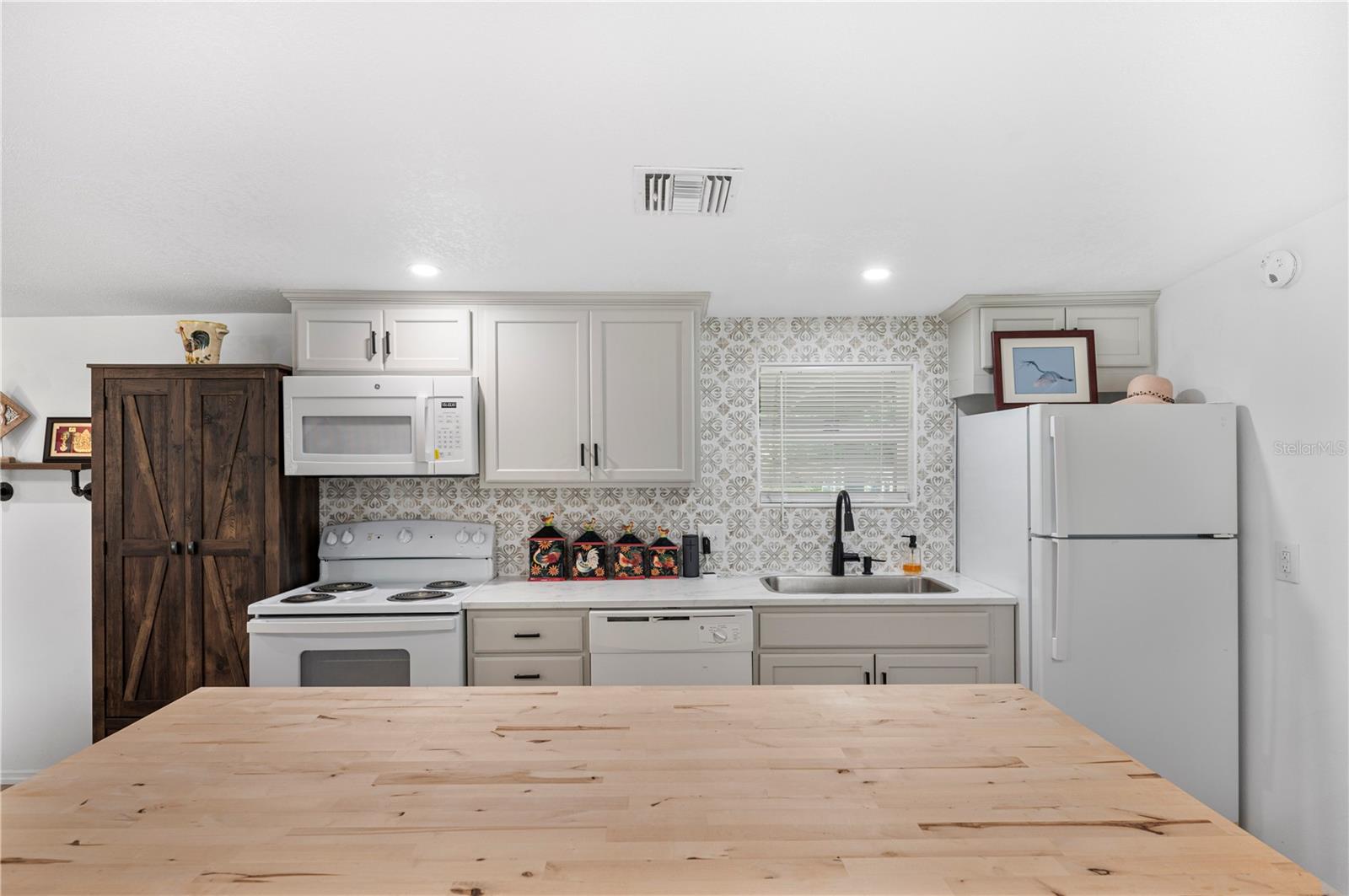 MEADOW GROVE - Residential Lease