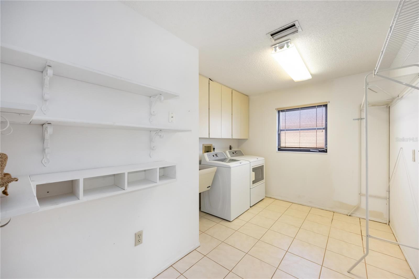 COUNTRY PLACE - Residential