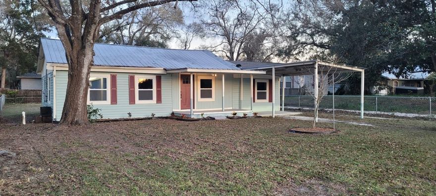 Turn key, beautiful two bed 2 bath plus a flexible space and workshop. Every inch has been renovated. Brand new kitchen, bathroom,  flooring,  a/c, water heater. Close to shops and major highways.