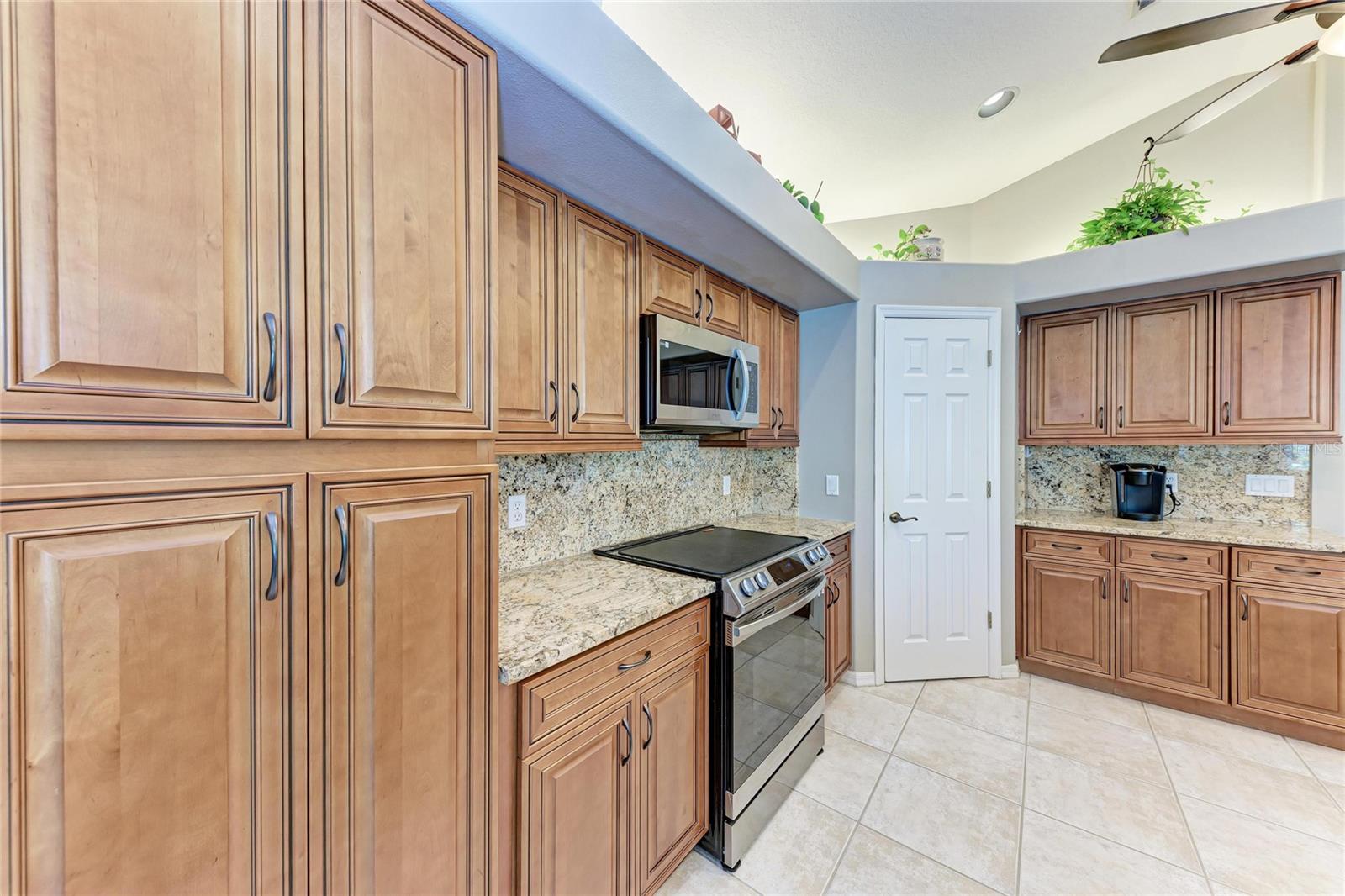 MCINTOSH LAKE - Residential