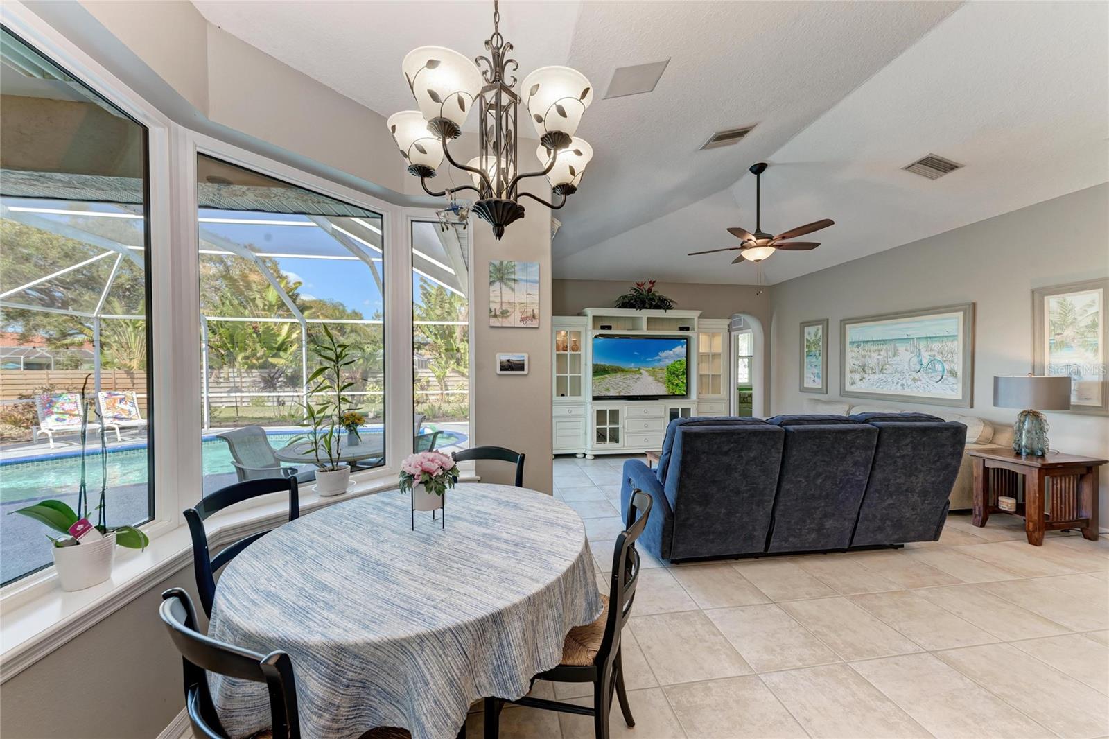 MCINTOSH LAKE - Residential