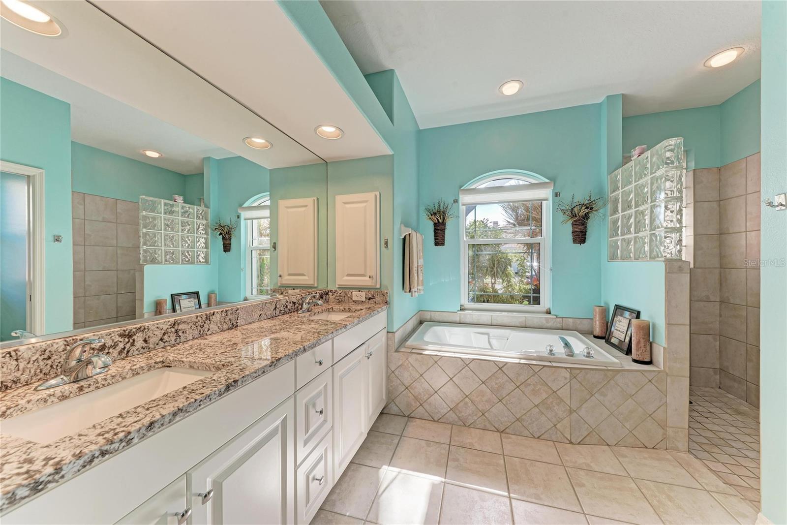 MCINTOSH LAKE - Residential