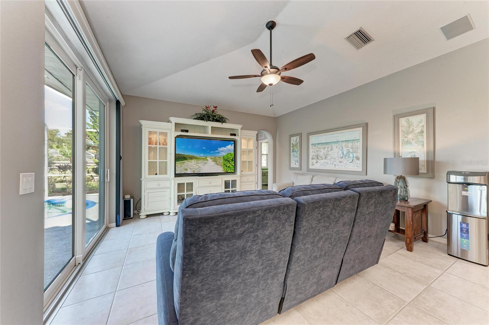 MCINTOSH LAKE - Residential