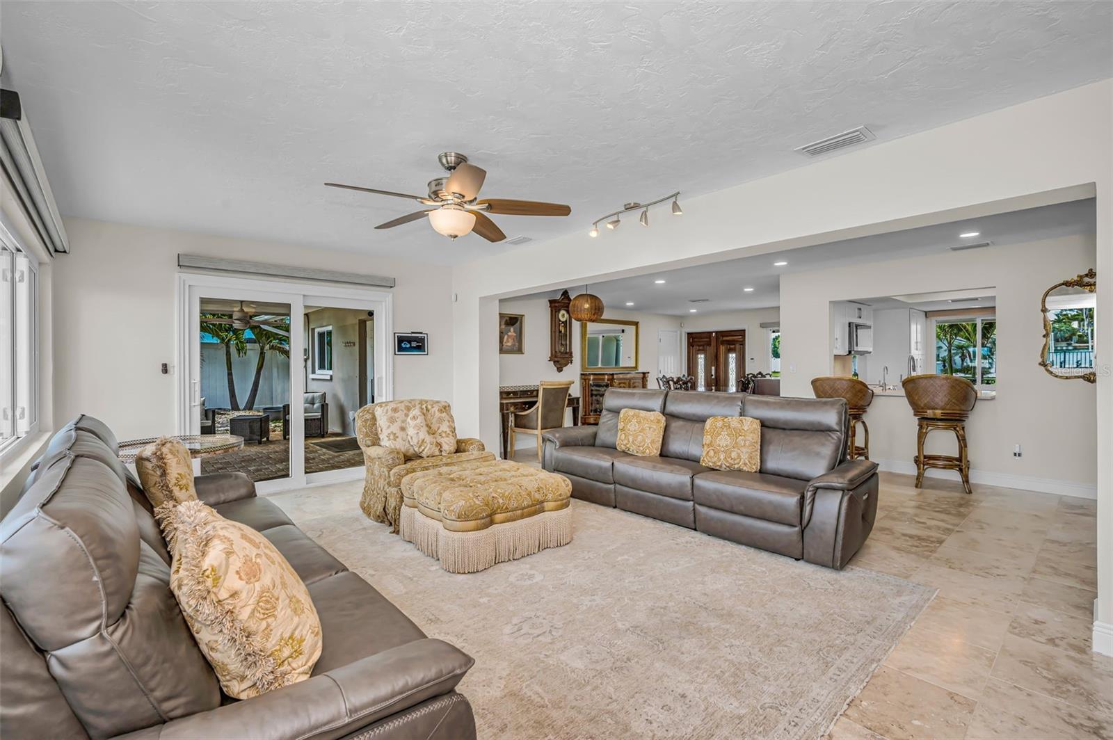 CAPRI ISLE - Residential