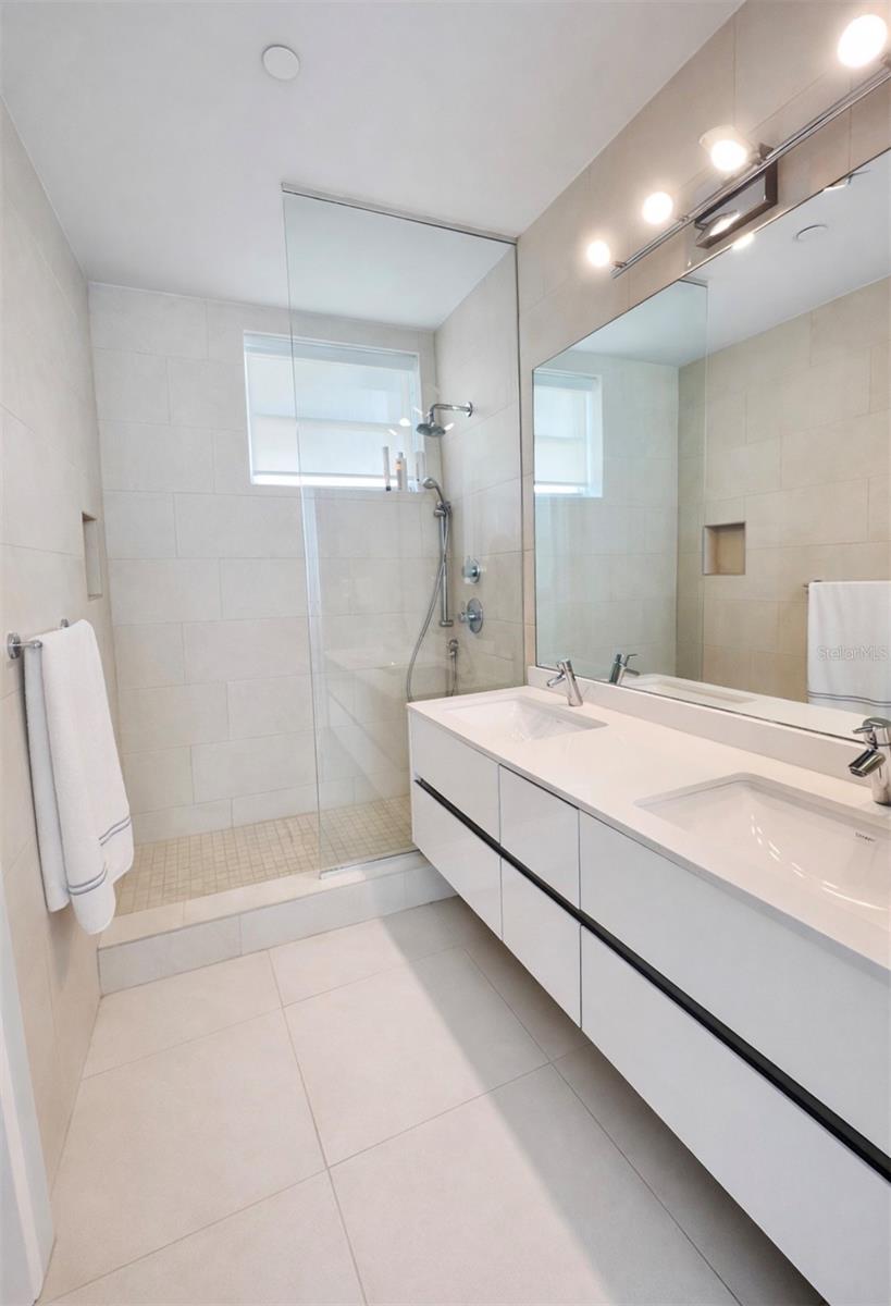 BAHIA PLAZA - Residential