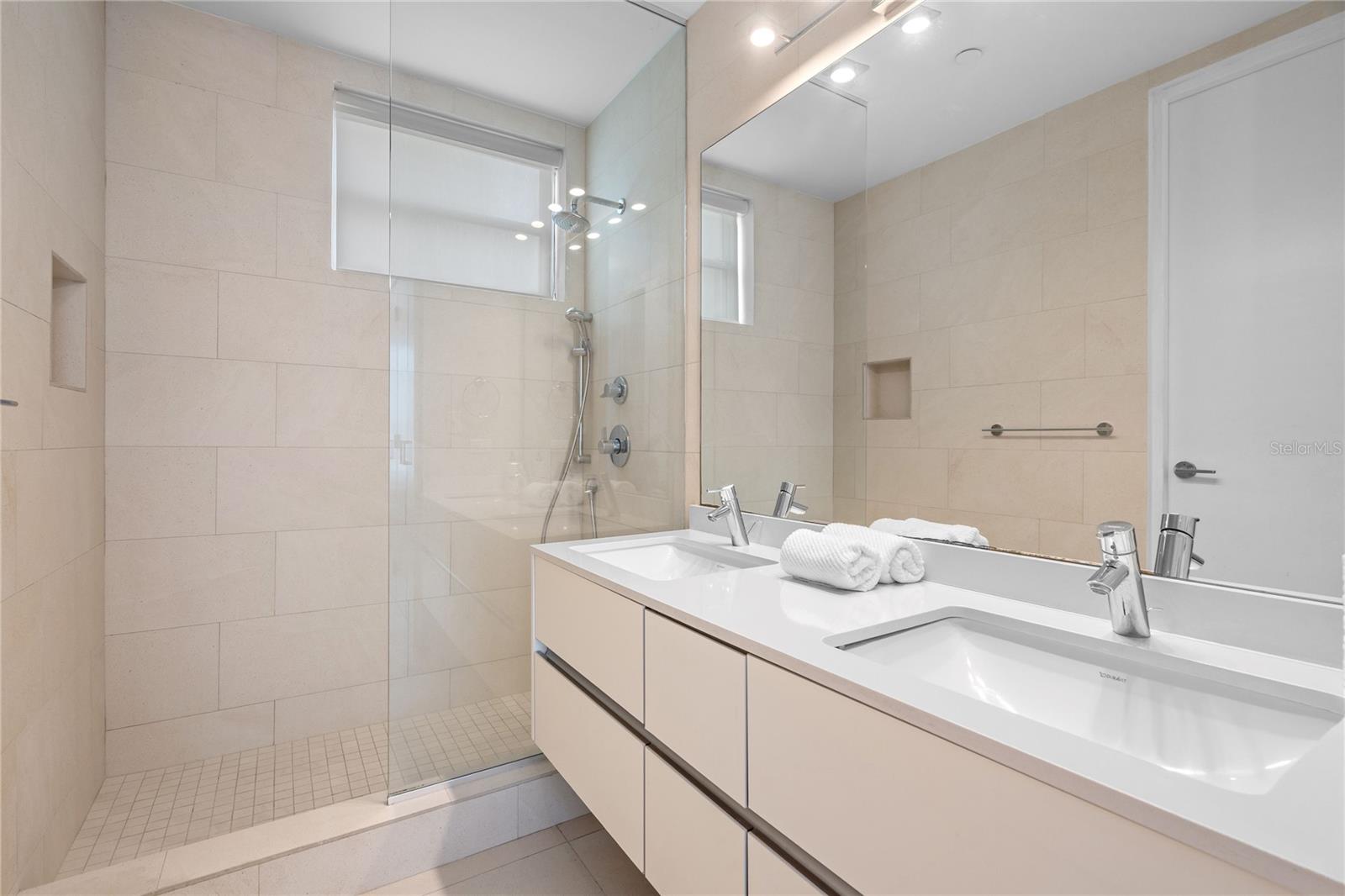 BAHIA PLAZA - Residential