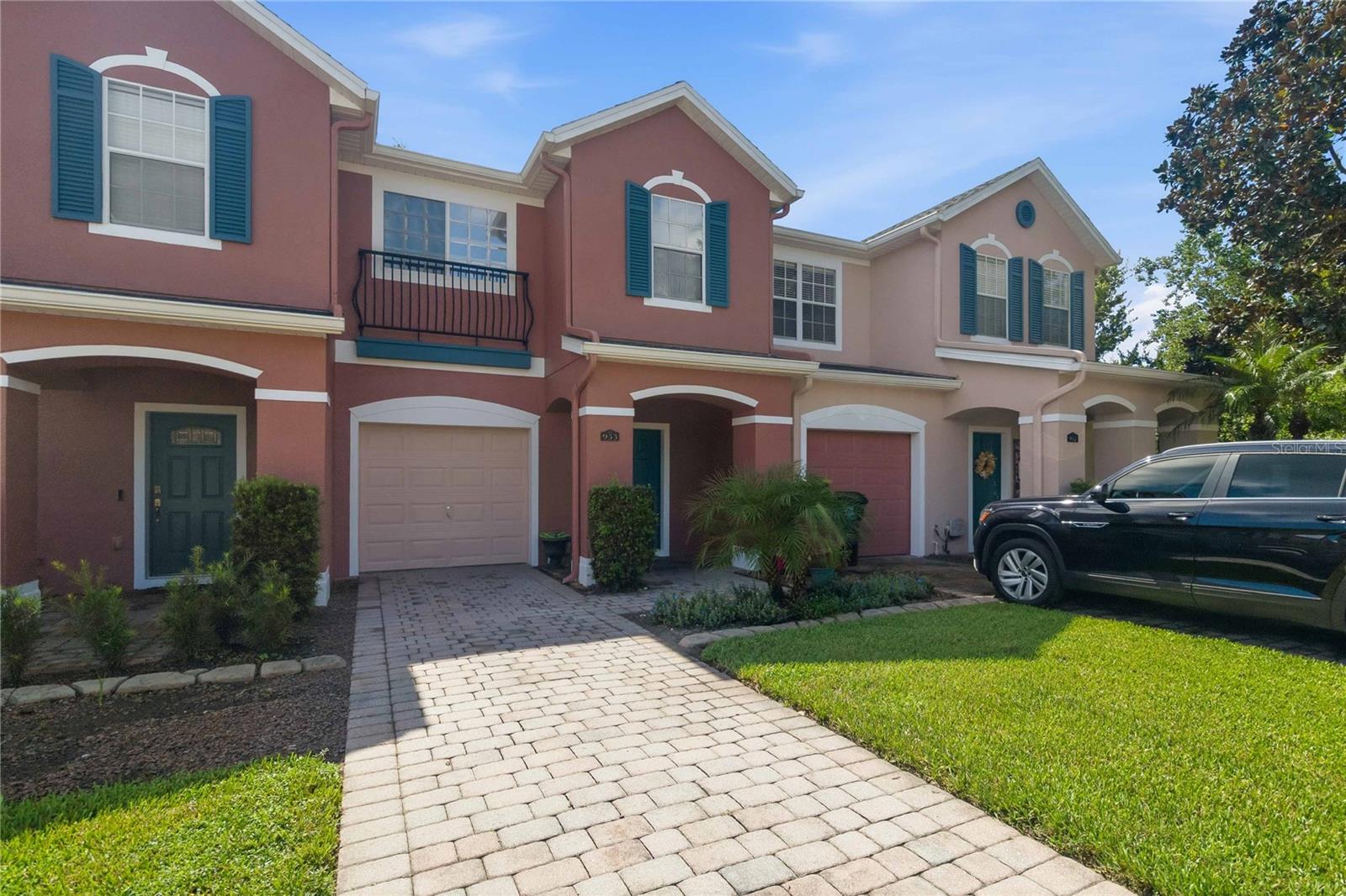 933 PINE POINTE LANE