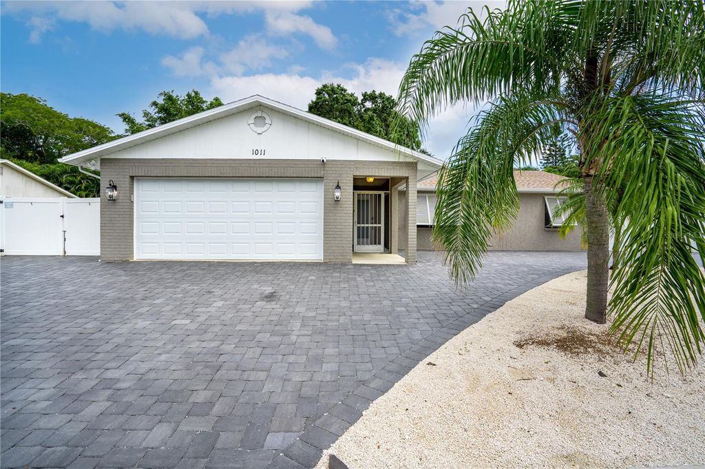 Photo of 1011 67th Avenue Drive W, Bradenton, FL 34207 (MLS # A4676186)