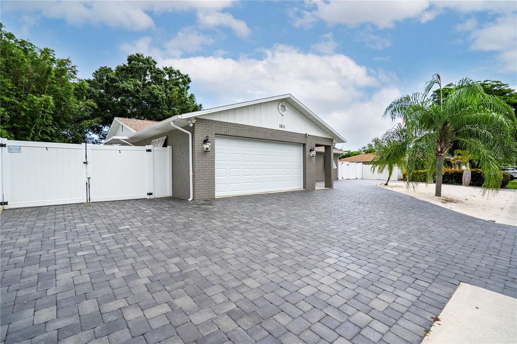 Photo of 1011 67th Avenue Drive W, Bradenton, FL 34207 (MLS # A4676186)
