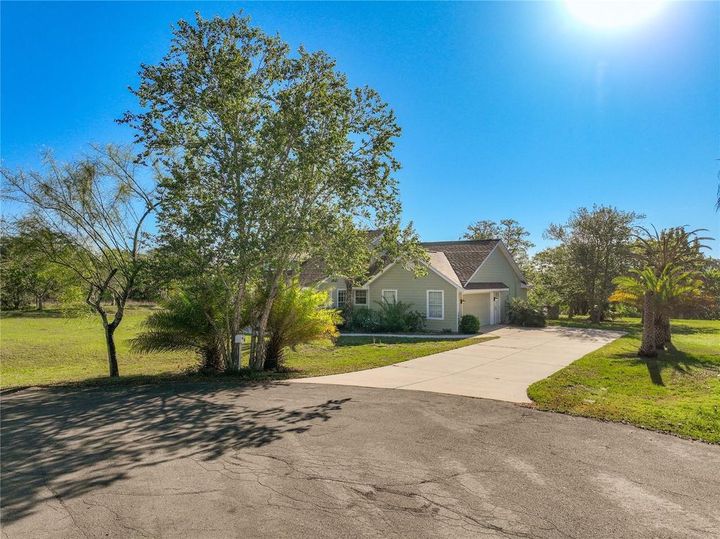 Photo of 32936 Scenic Hills Drive, Mount Dora, FL 32757 (MLS # G5111477)