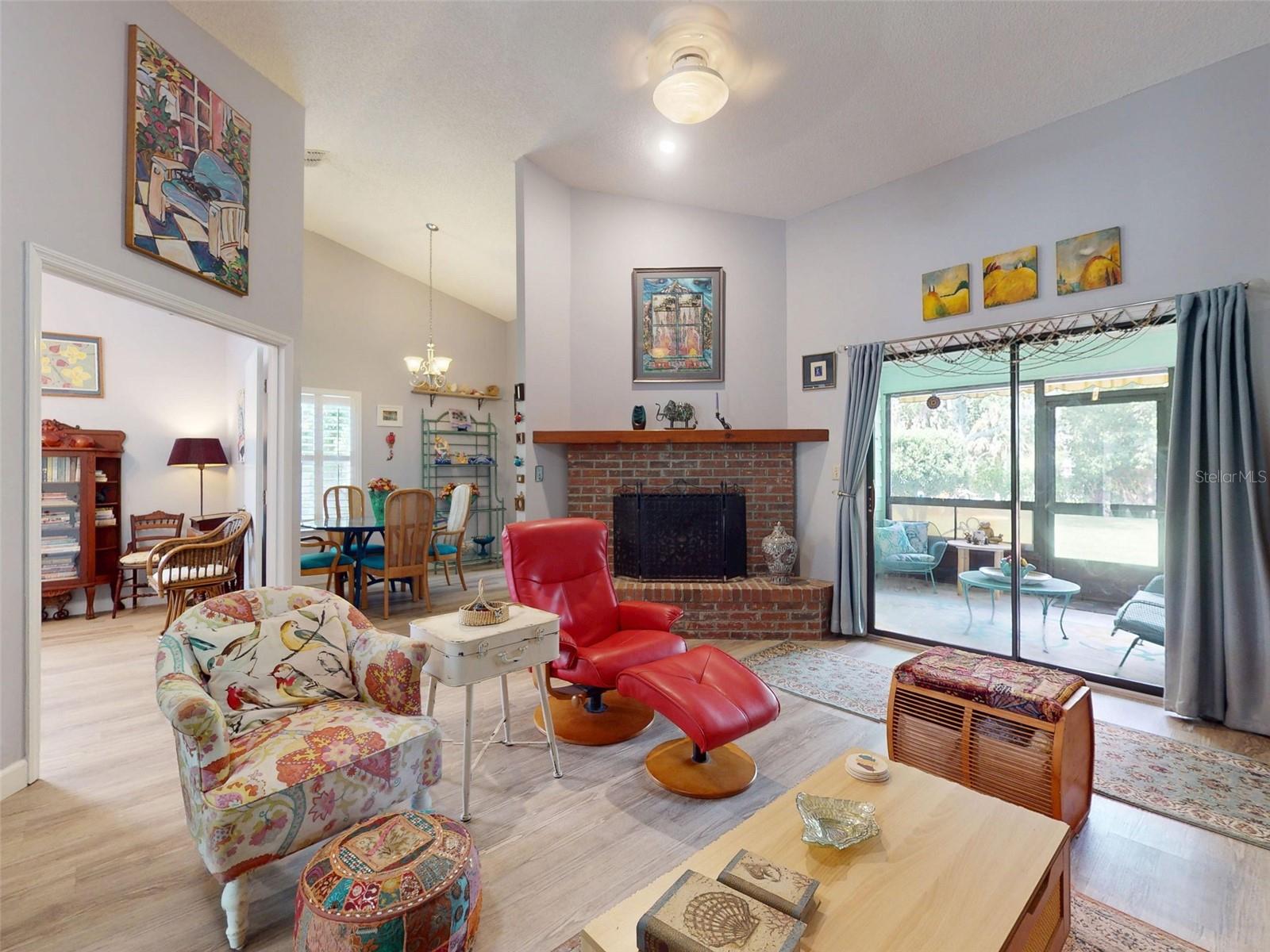 804 PINE SHORES CIRCLE