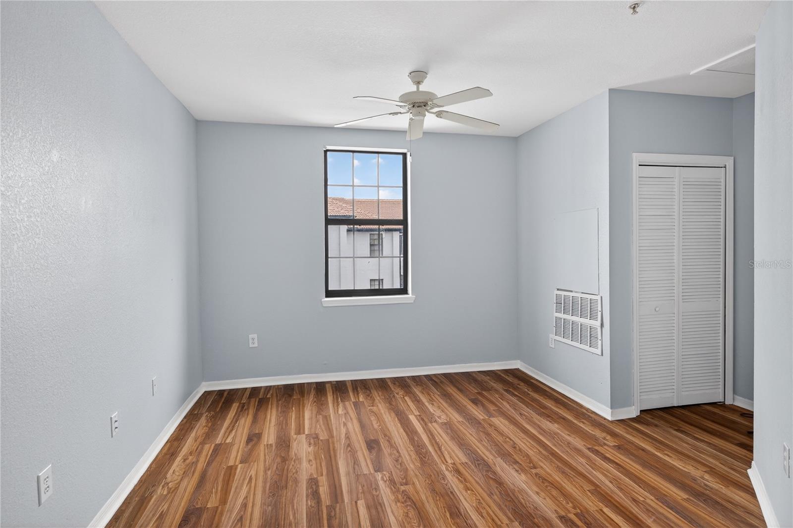 REGISTRY/MICHIGAN PARK CONDO - Residential