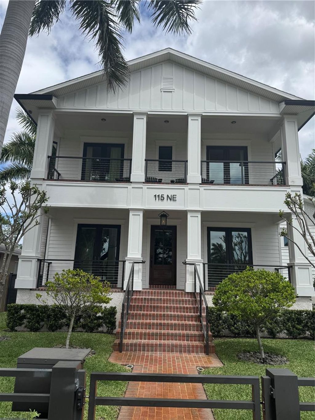 Photo of 115 27th Avenue NE, St Petersburg, FL 33704 (MLS # TB8492302)