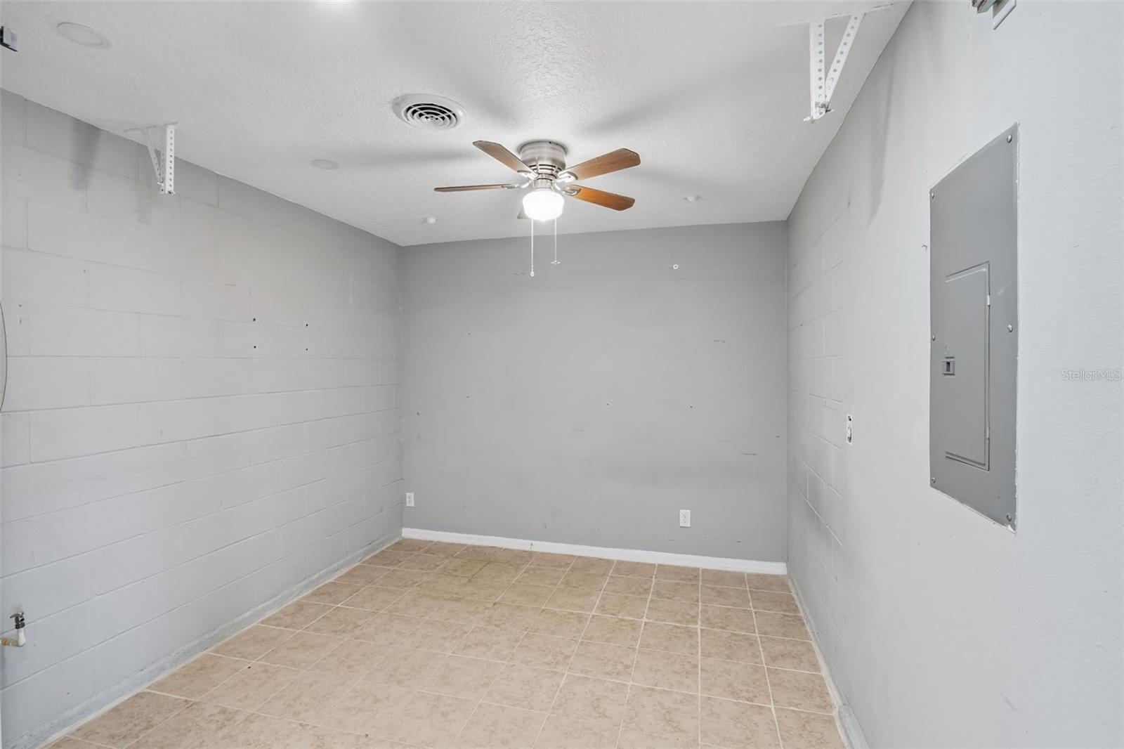 COMM NE COR OF NW1/4 OF SW1/4 OF SEC RUNS - Residential