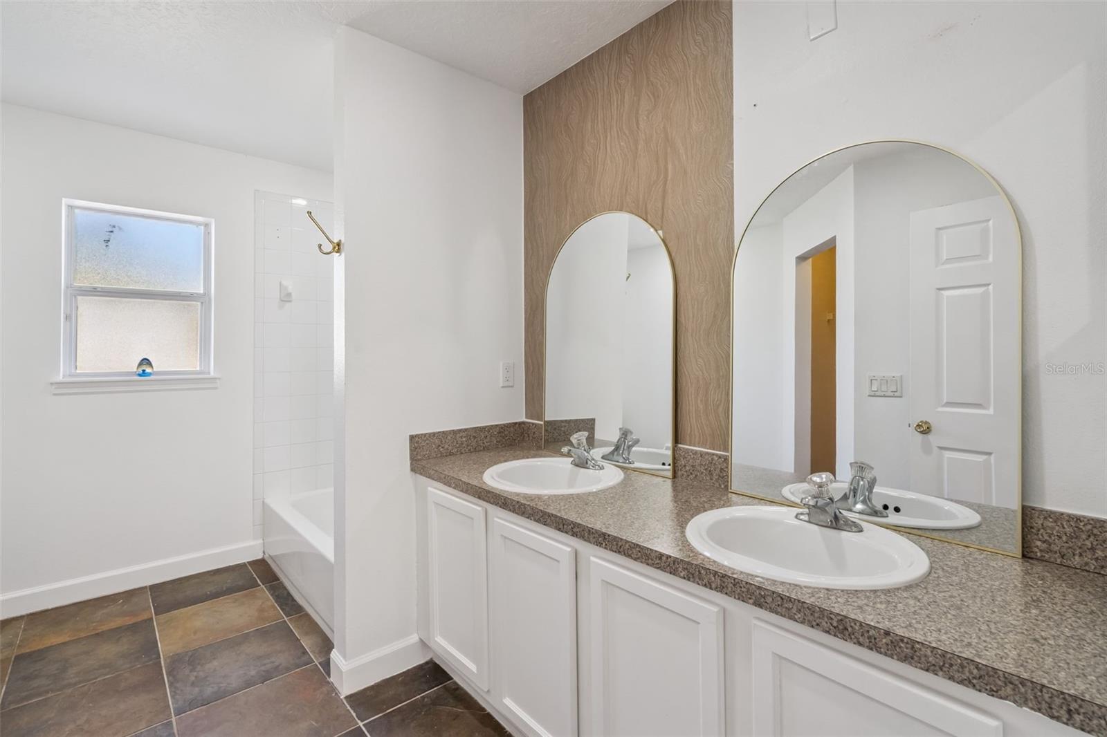 COMM NE COR OF NW1/4 OF SW1/4 OF SEC RUNS - Residential