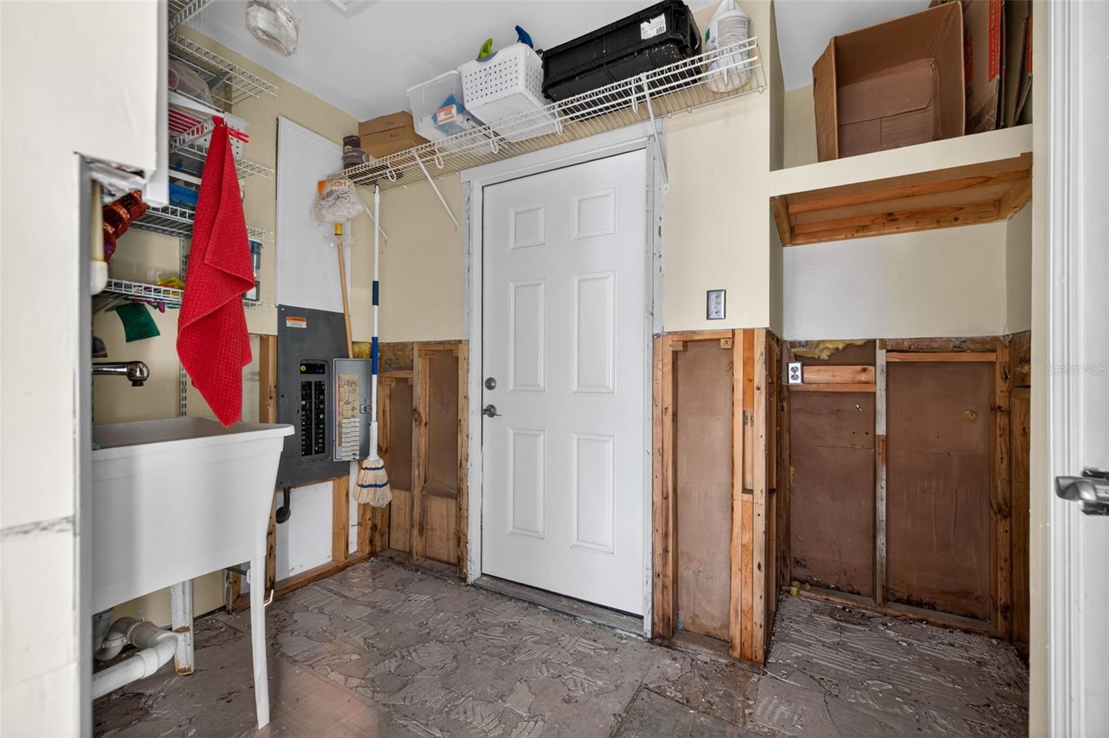 SUN-LIT SHORES - Residential