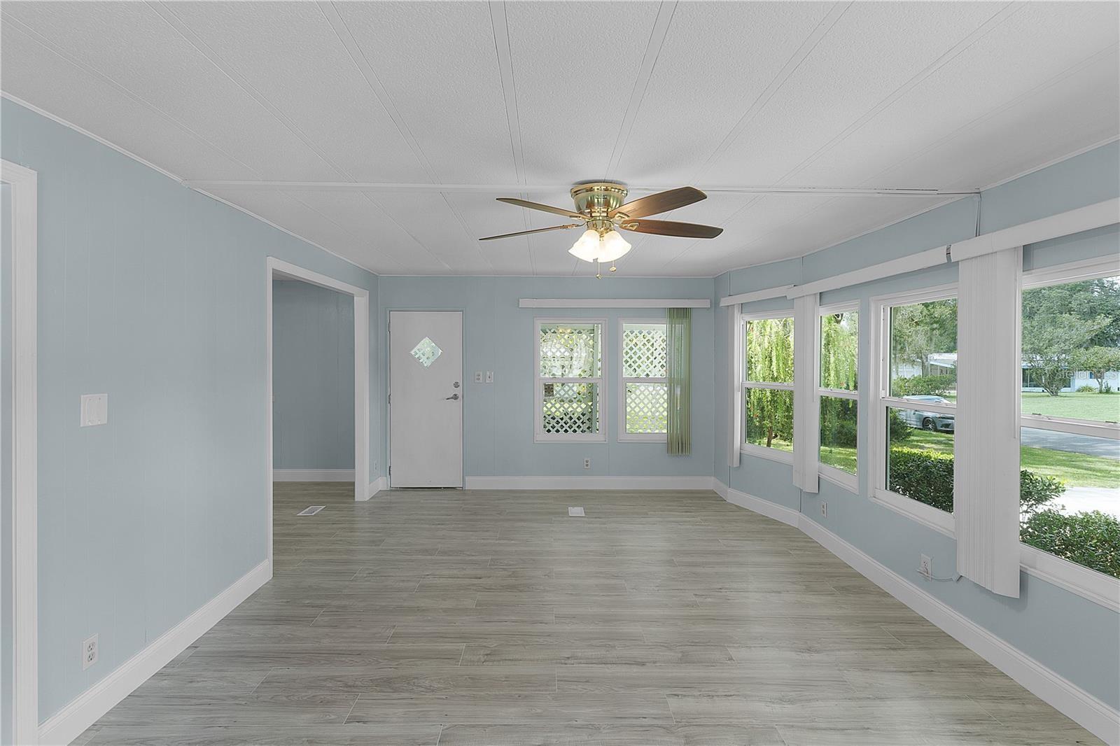 LADY LAKE OAK GROVE MOBILE HOME UNIT 01 - Residential