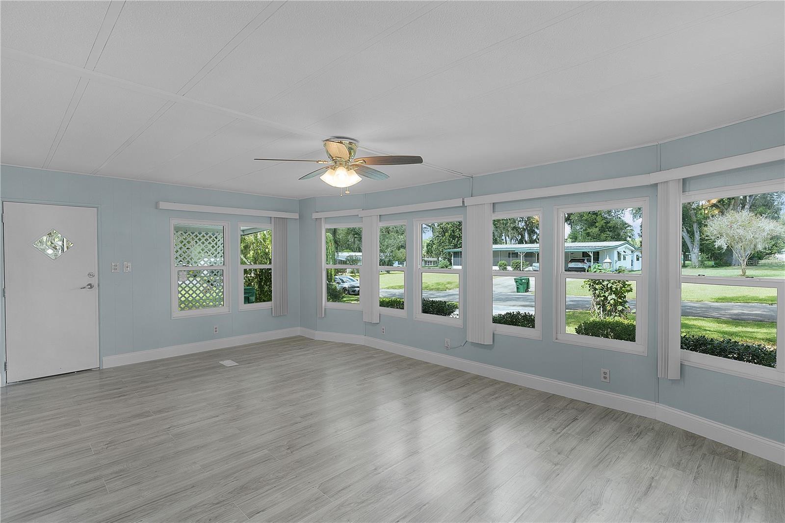 LADY LAKE OAK GROVE MOBILE HOME UNIT 01 - Residential