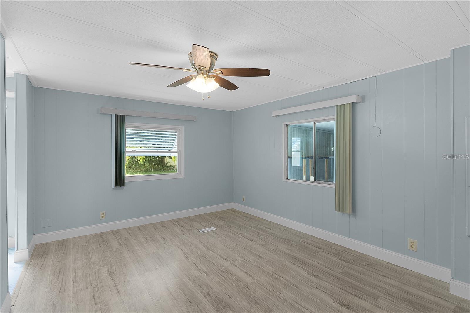 LADY LAKE OAK GROVE MOBILE HOME UNIT 01 - Residential