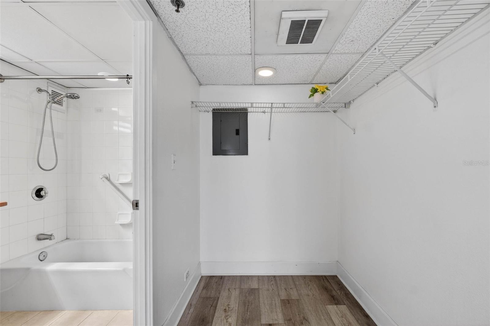 METROPOLITAN/LK EOLA - Residential