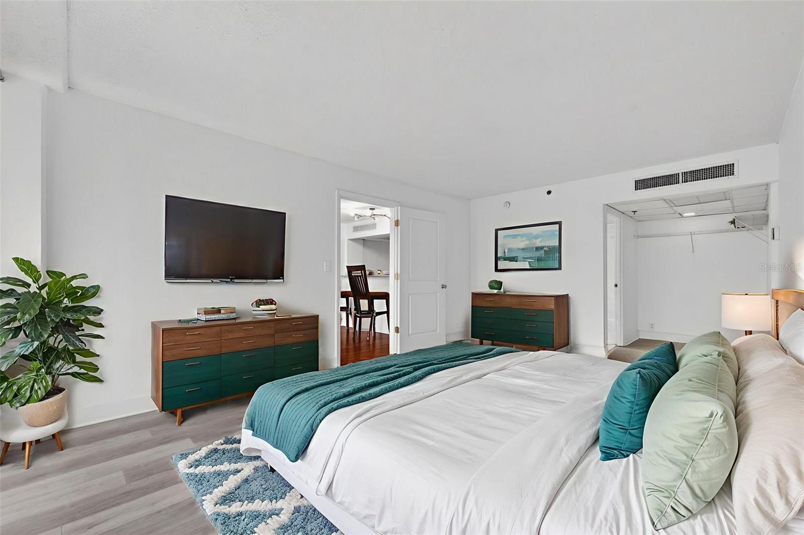 METROPOLITAN/LK EOLA - Residential