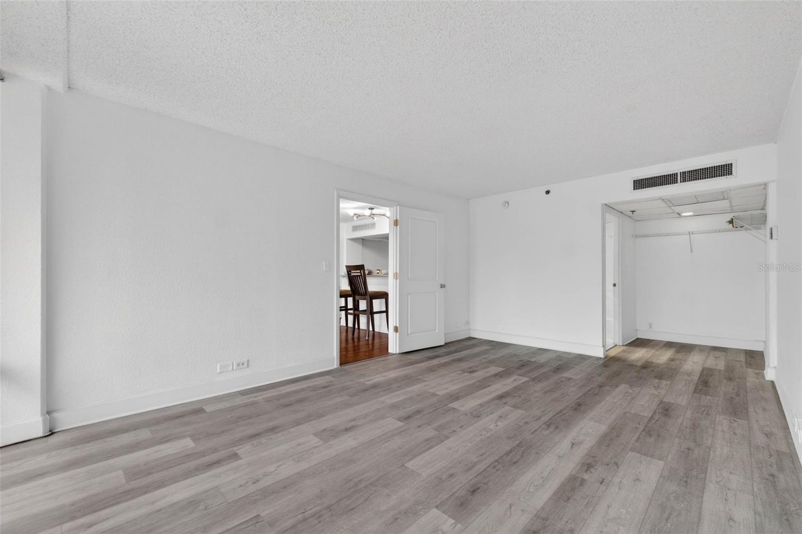 METROPOLITAN/LK EOLA - Residential