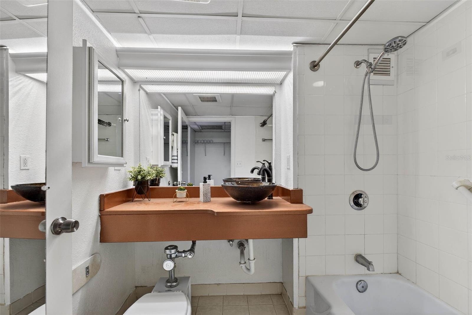 METROPOLITAN/LK EOLA - Residential